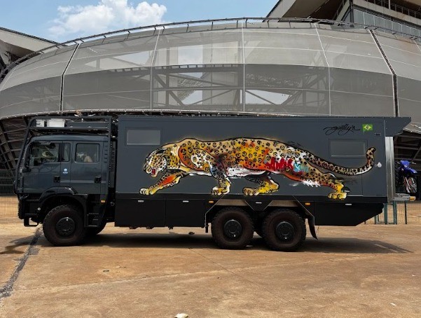 Grafite de onça-pintada no motorhome