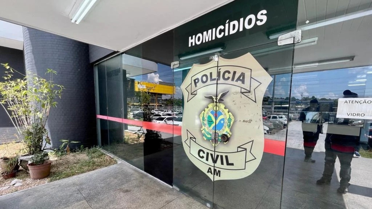 Cabo da PM é presa suspeita de matar homem e balear outro após discussão em bar em Manaus