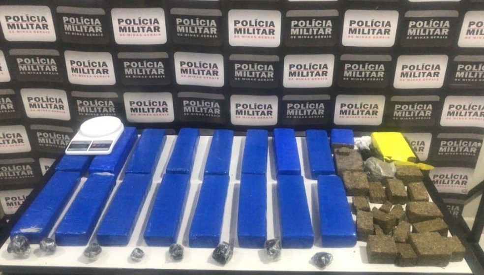 15 kg de maconha foram apreendidos durante ação em Muriaé  — Foto: PM/Divulgação