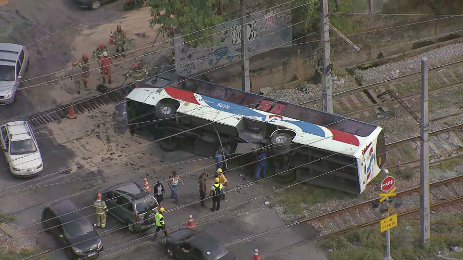 Ônibus é atingido por trem e tomba em passagem de nível em Costa Barros, no Rio