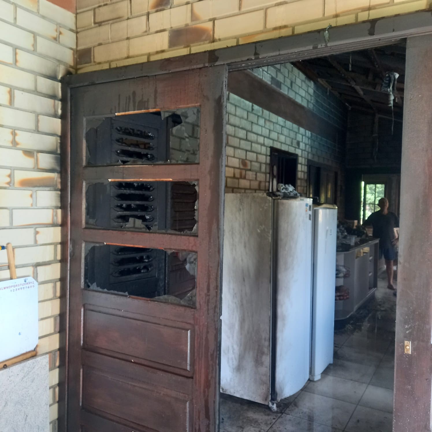 Casa é tomada por incêndio após proprietário usar gasolina para acender churrasqueira, em SC