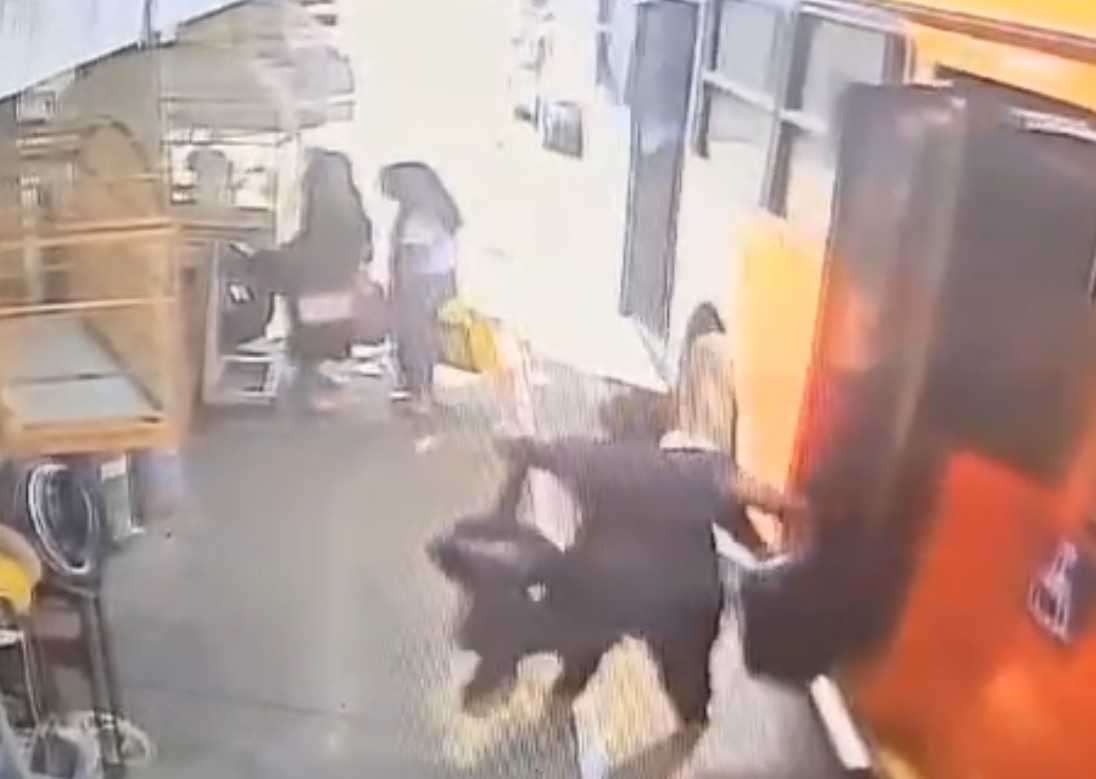 Ônibus 'arranca' enquanto passageira desembarca, e mulher cai; VÍDEO