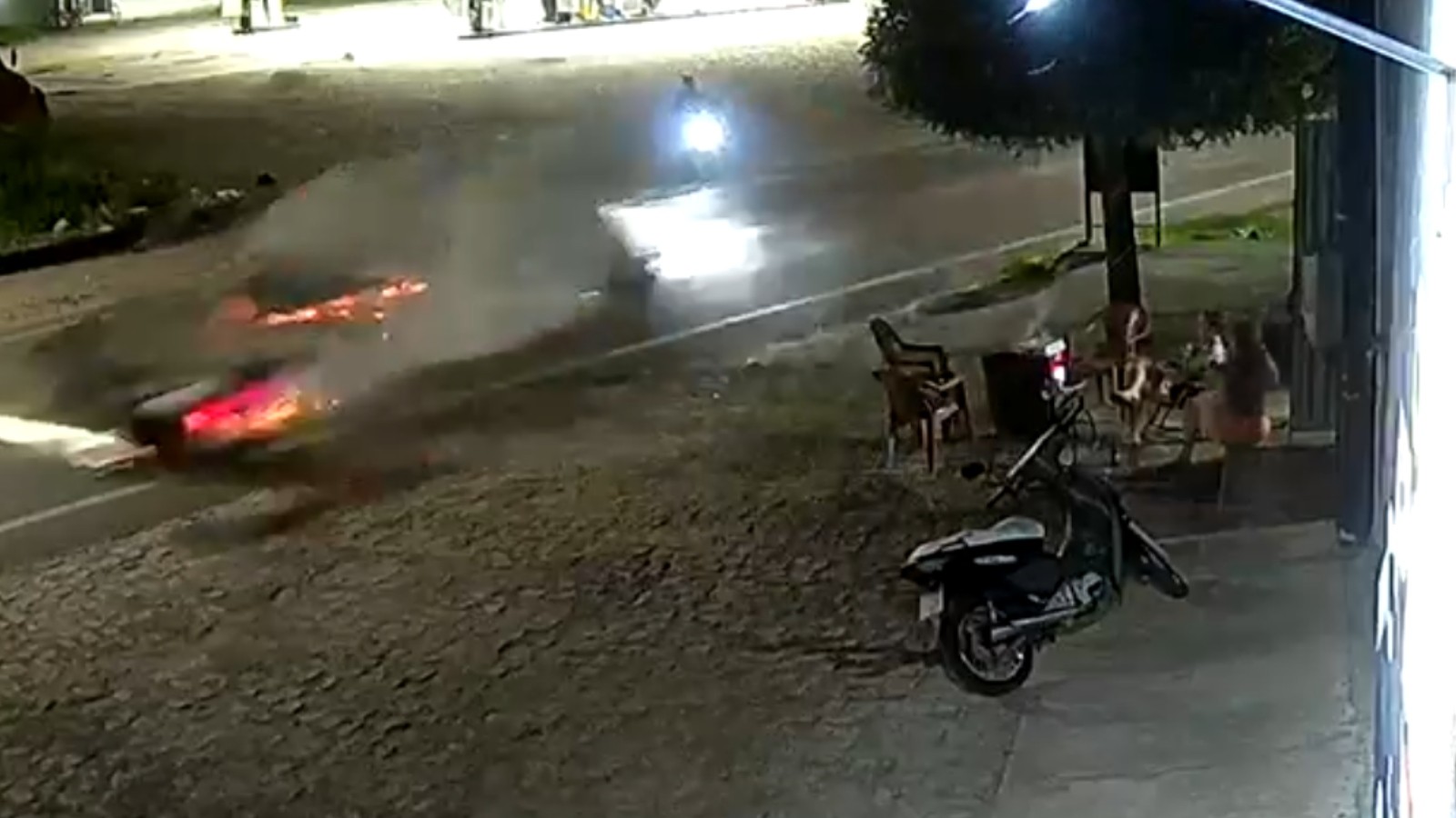 Colisão entre motociclistas deixa três pessoas gravemente feridas no Ceará; vídeo