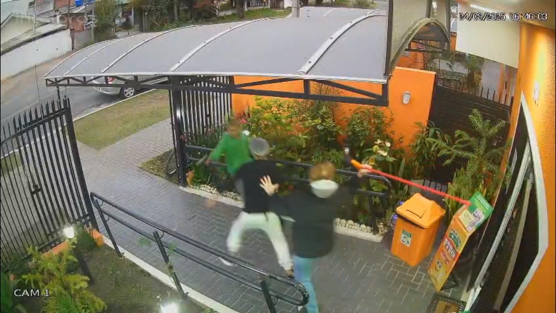 VÍDEO: homem tenta assaltar padaria com arma falsa e leva vassourada da proprietária, em Curitiba