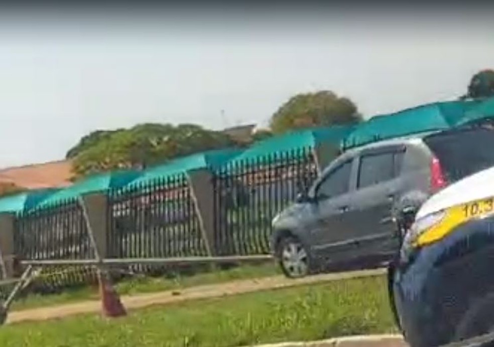 Carro conduzido por mulher sem habilitação e embriagada que bateu em grade de quartel do Exército em Campo Grande — Foto: Redes Sociais/Reprodução