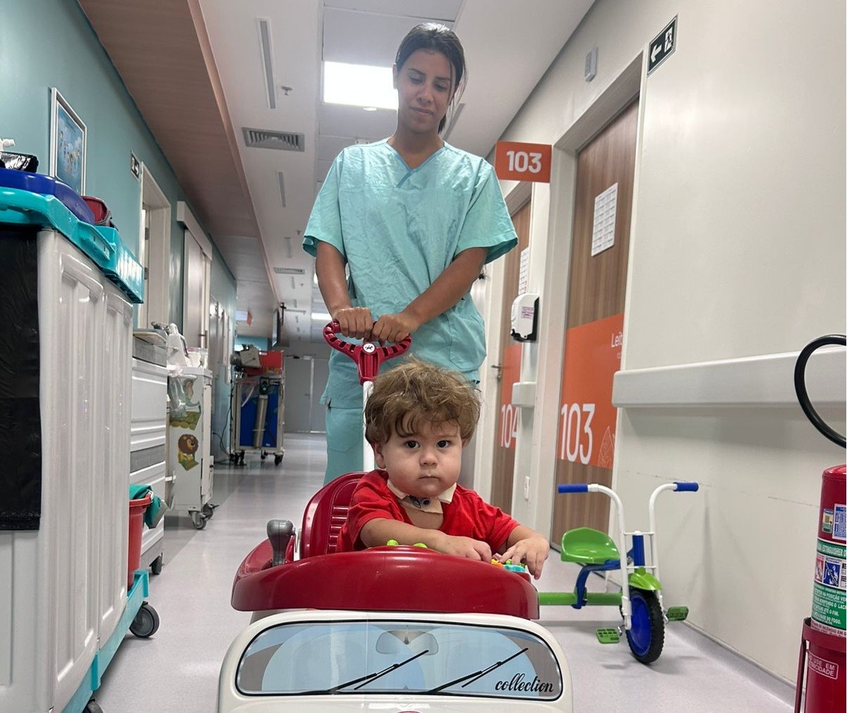 Bebê que ingeriu soda cáustica em supermercado de Maricá recebe alta e surpreende médicos ao recuperar a visão