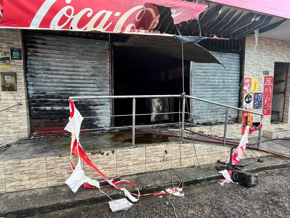 Incêndio atinge mercadinho na Zona Sul de Natal — Foto: Vinícius Marinho/Inter TV Cabugi