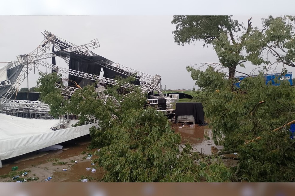 Estrutura de festa universitária cedeu por causa da chuva e vento fortes em Regente Feijó (SP) — Foto: Polícia Militar