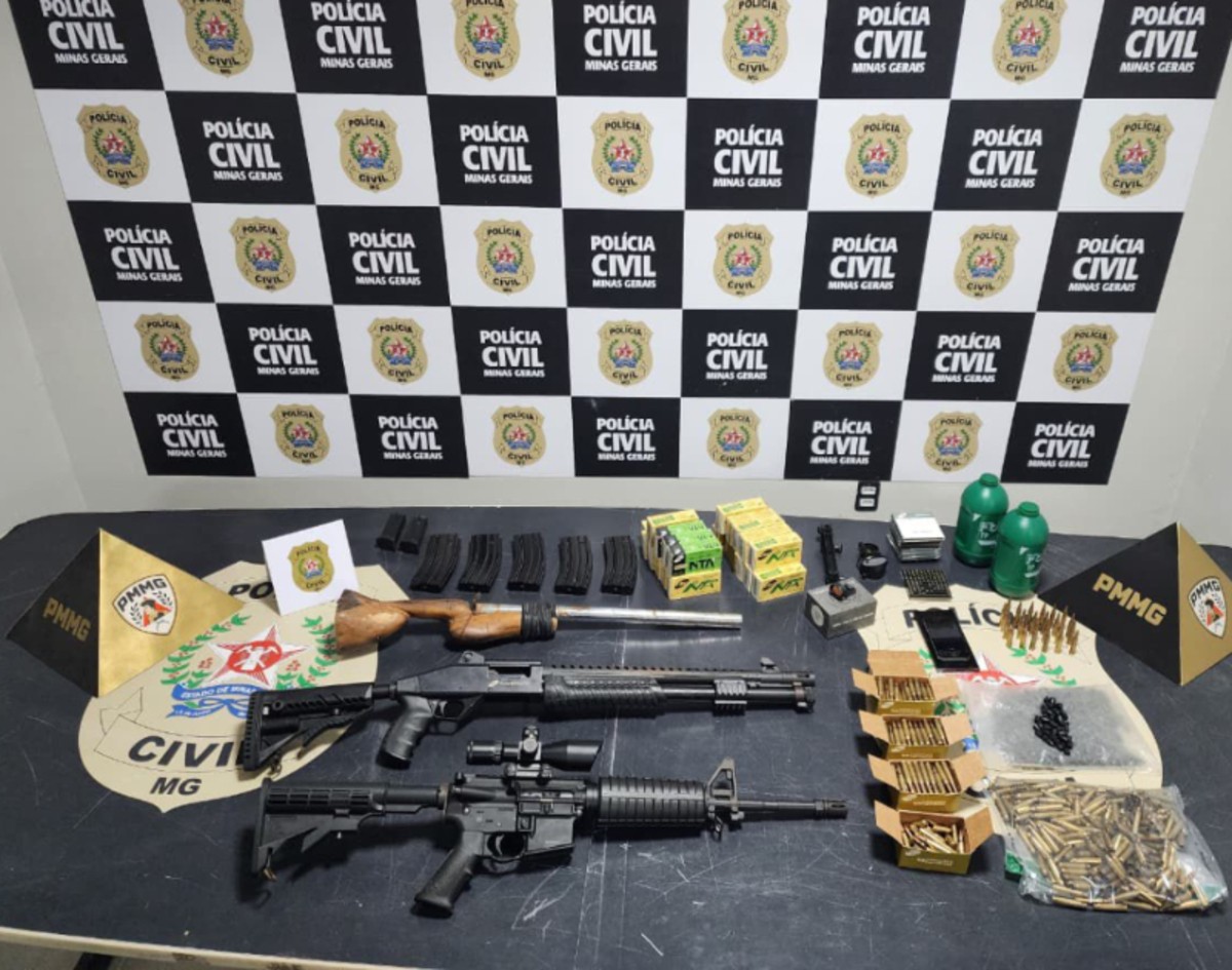Homem é preso após apreensão de fuzil, espingardas, carregadores e munições em Timóteo