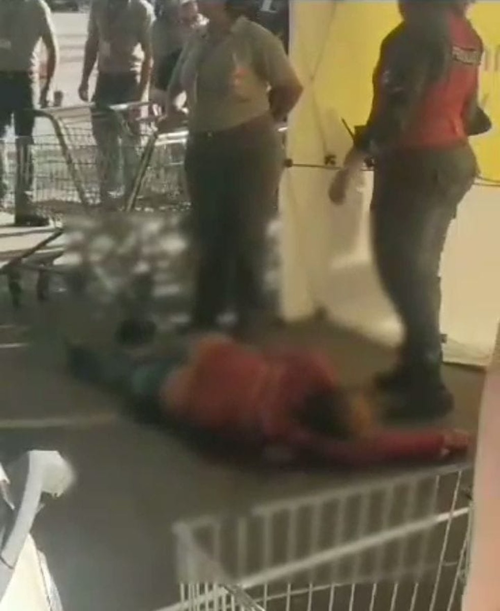 Homem morto em estacionamento de supermercado de Maceió  — Foto: Reprodução/Vídeo
