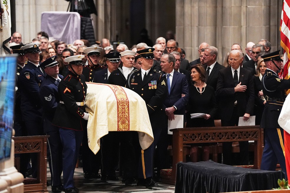 Caixão de Dick Cheney sendo carregado durante funeral em Washington — Foto: AP Photo/Matt Rourke