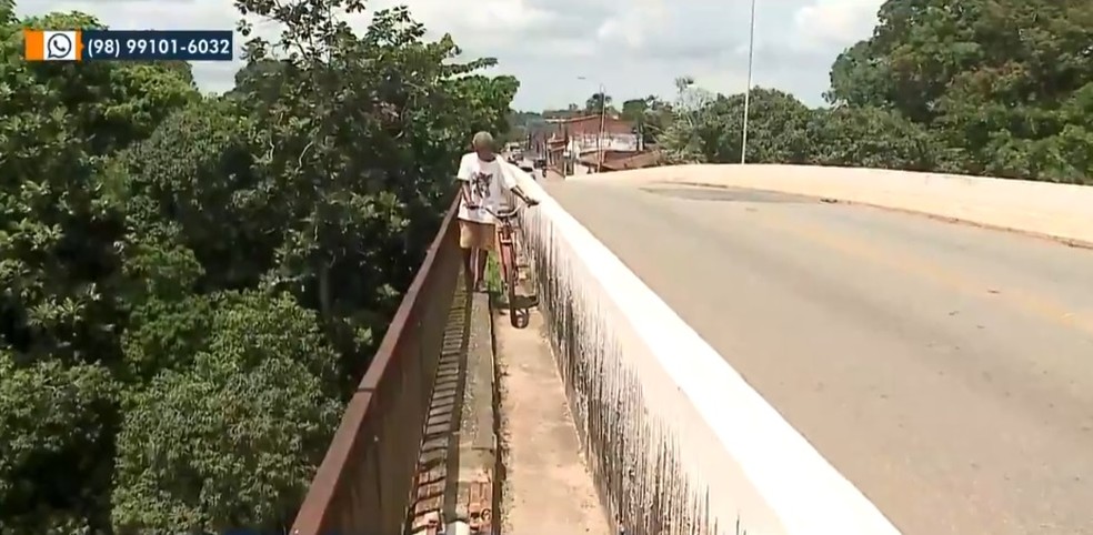 Pedestres se arriscam e passam por passarela da ponte que está com a estrutura danificada. — Foto: Reprodução/TV Mirante