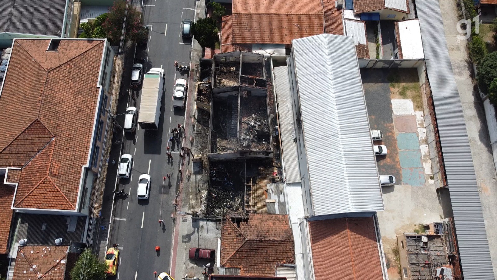 Imagens aéreas mostram destruição em abrigo após incêndio criminoso com 4 mortes