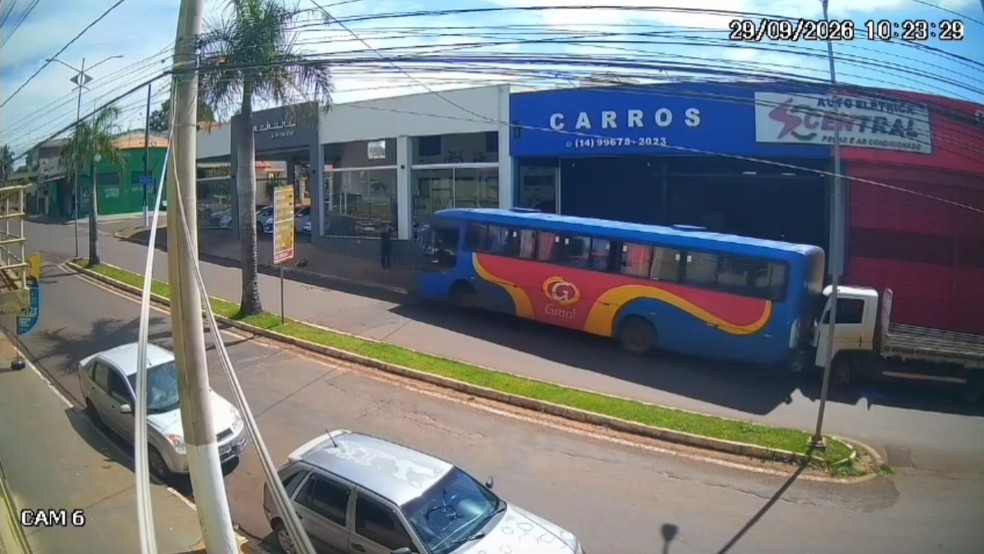 1 de 2
Motorista de &ocirc;nibus perde controle da dire&ccedil;&atilde;o e colide com caminh&atilde;o em Santa Cruz do Rio Pardo (SP) &mdash; Foto: C&acirc;meras de Seguran&ccedil;a/Reprodu&ccedil;&atilde;o