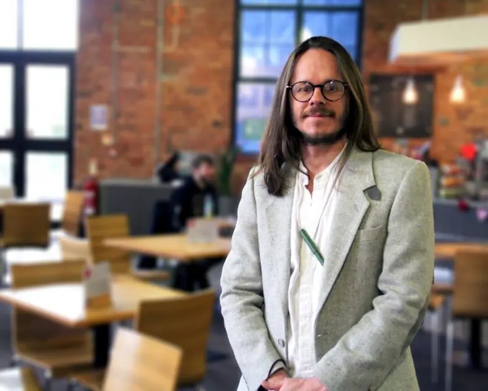 O médico Darren Quelch conversou com pessoas que recebem apoio para o tratamento do alcoolismo sobre suas preocupações em relação aos medicamentos para perda de peso como tratamento — Foto: Dr Darren Quelch via BBC
