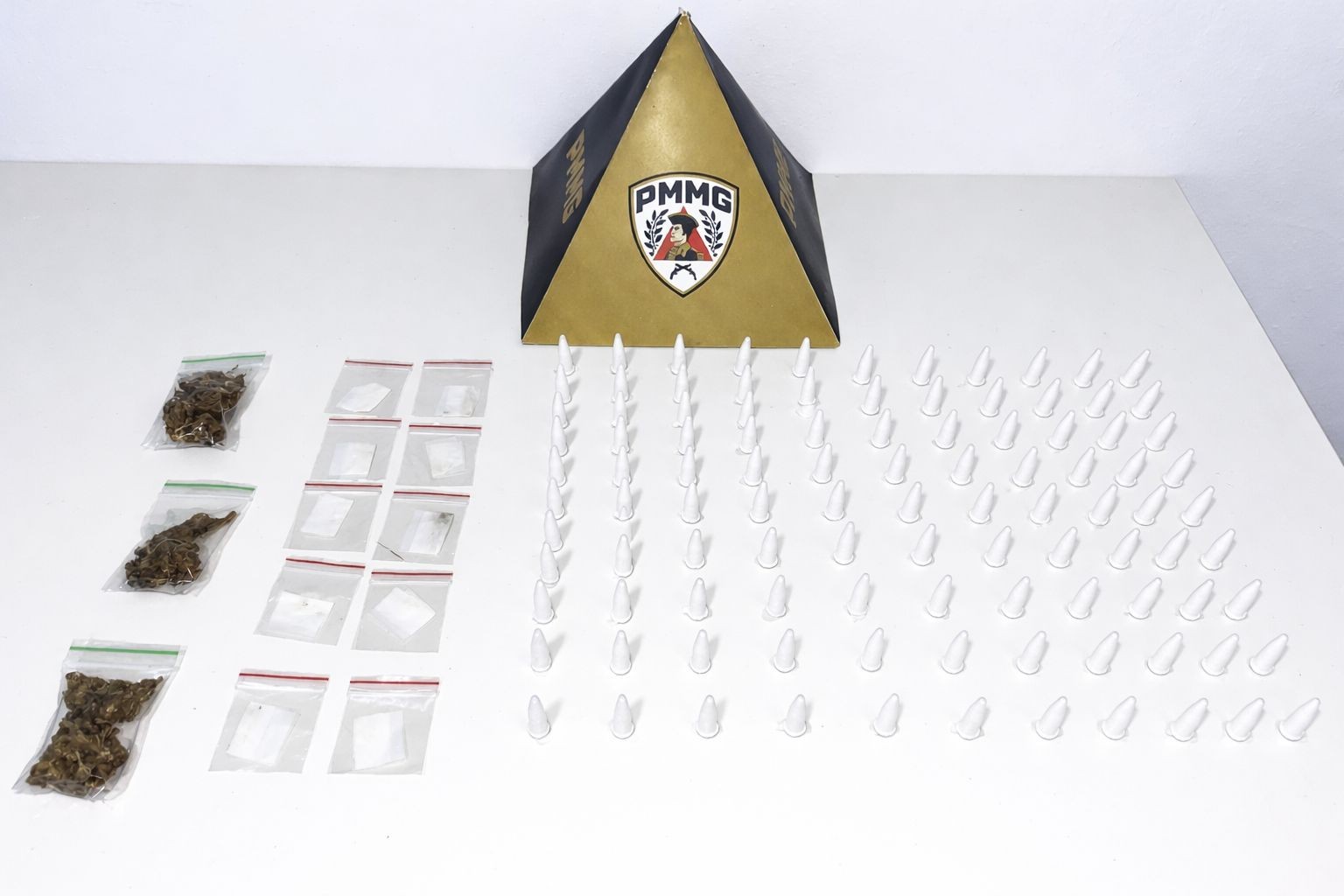 Jovem é preso com mochila carregada de drogas em Varzelândia