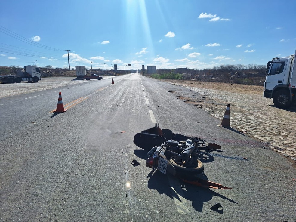 Mulher morreu em colisão entre moto e caminhão-pipa na BR-304 — Foto: PRF/Cedida