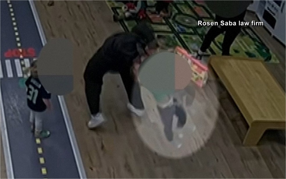 Criança fica gravemente ferida ao ser lançada para cima em creche dos EUA — Foto: Rosen Law Firm/NBC