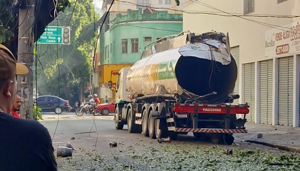 Caminhão-tanque explodiu na Rua Gonzaga Bastos, em Vila Isabel — Foto: Reprodução