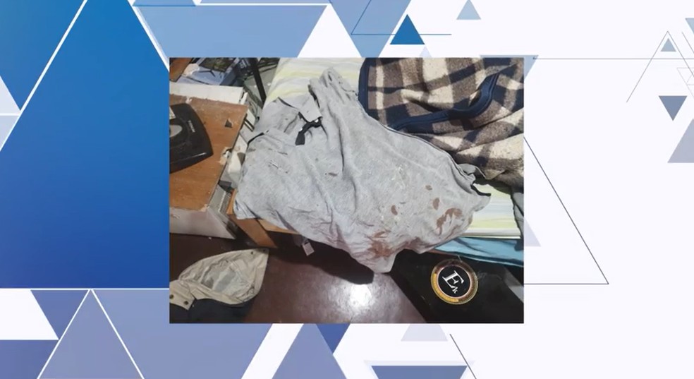 Camisa com sangue foi encontrada na casa do suspeito, em São Paulo. — Foto: TV Globo/Reprodução