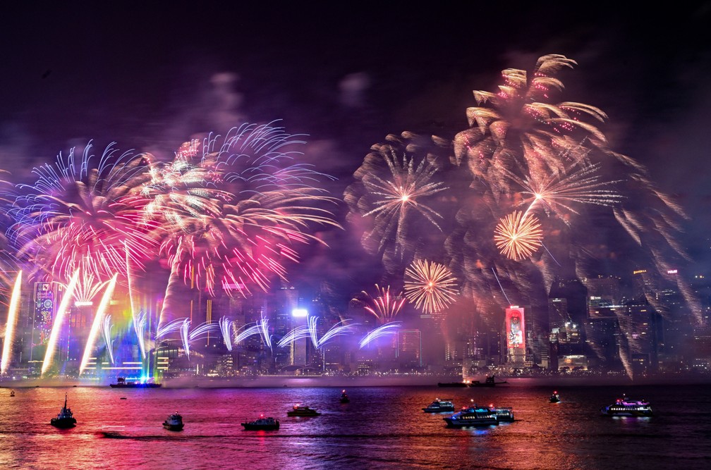Chegada do Ano Novo em Hong Kong. — Foto: Peter PARKS / AFP