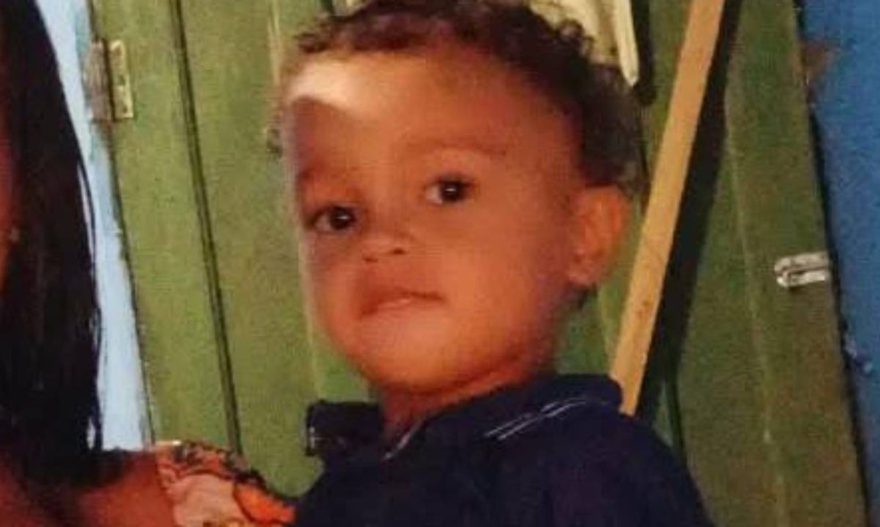 Reynan Neves Santana, de 2 anos, morreu após cair da moto pilotada pela mãe na Bahia — Foto: Arquivo Pessoal