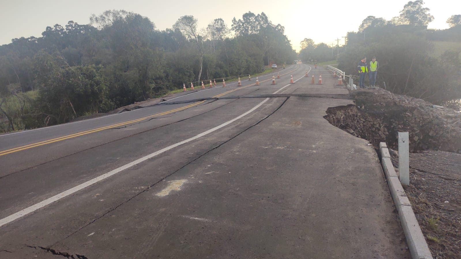 Trecho de rodovia desaba em Capela de Santana por volume excessivo de água