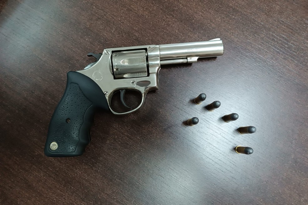 Arma de fogo foi apreendida durante buscas por suspeitos de roubo em Álvares Machado — Foto: Polícia Civil/Divulgação