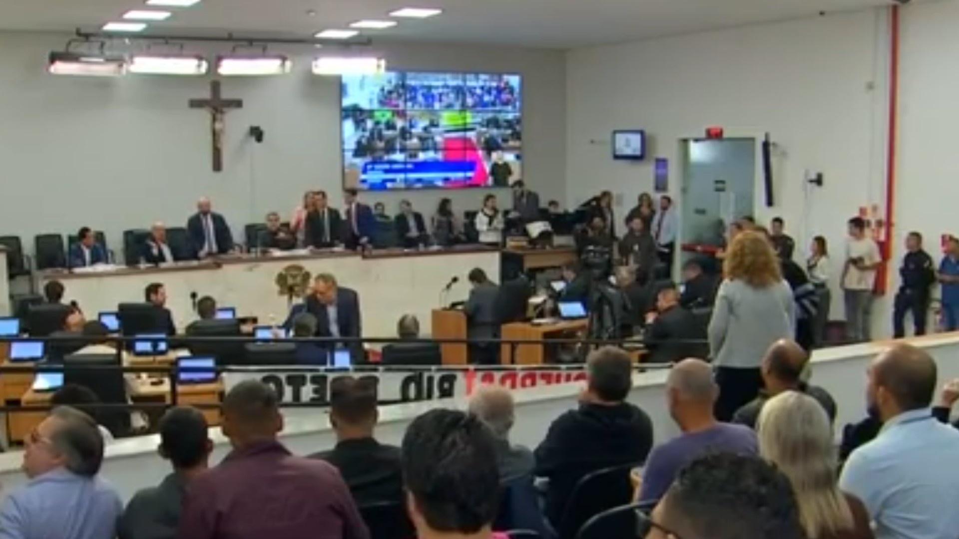 Vereadores rejeitam por 14 votos a 8 abertura de comissão processante contra prefeito de Rio Preto