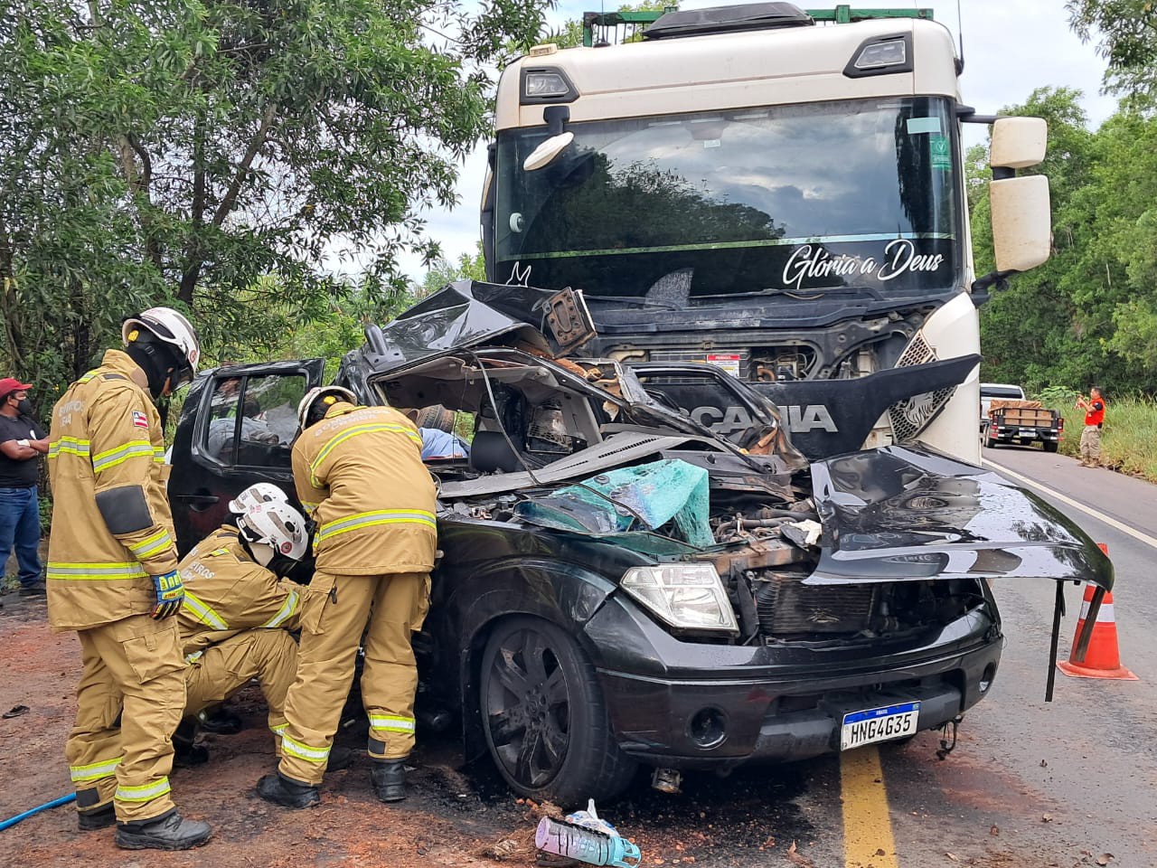 Três pessoas da mesma família morrem após carro bater de frente com carreta carregada de eucaliptos na Bahia