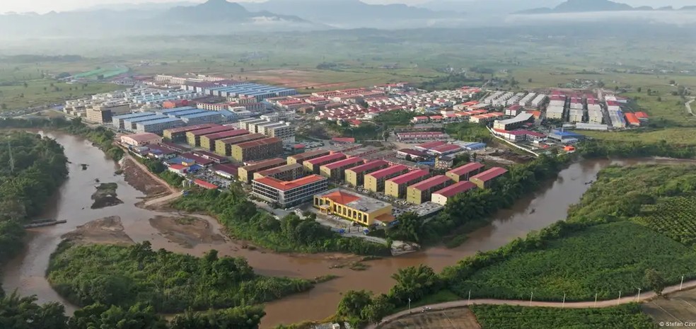 KK Park, apenas uma entre pelo menos dez fábricas de golpes online na fronteira Mianmar-Tailândia — Foto: Stefan Czimmek/DW