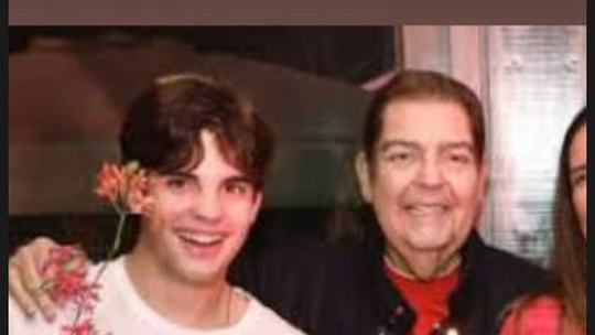 'Feliz dia dos pais para o melhor pai', diz filho caçula de Faustão em homenagem a apresentador - Rodrigo Silva fez postagem foi feita neste domingo (10). Fausto Silva fez transplante do fígado e retransplante do rim, respectivamente, na quarta-feira (6) e quinta (7); ele está internado no Hospital Israelita Albert Einstein, em São Paulo.