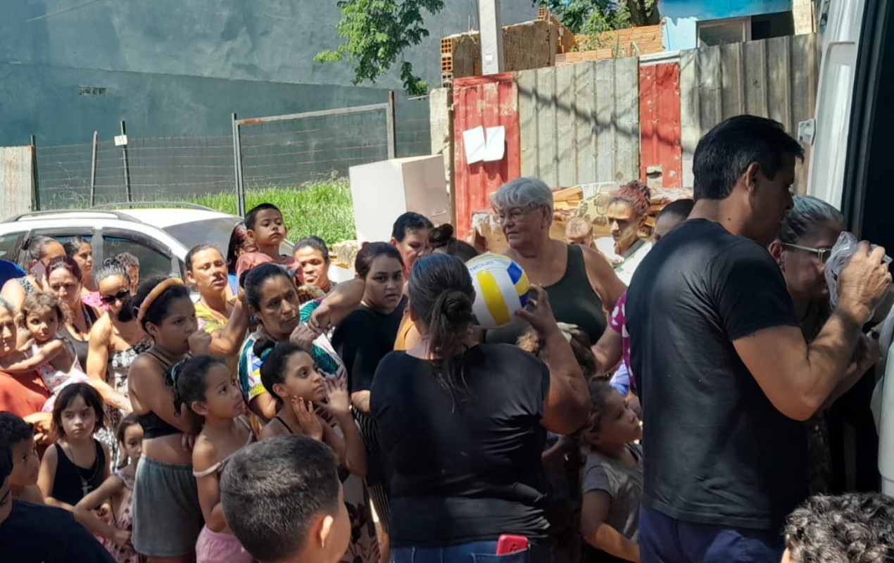 'Mãos que Doam': projeto distribui marmitas e brinquedos no Natal há 30 anos em comunidades de Sorocaba