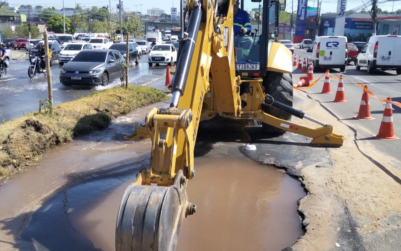 Adutora rompe e afeta trânsito na Avenida Torquato Tapajós em Manaus