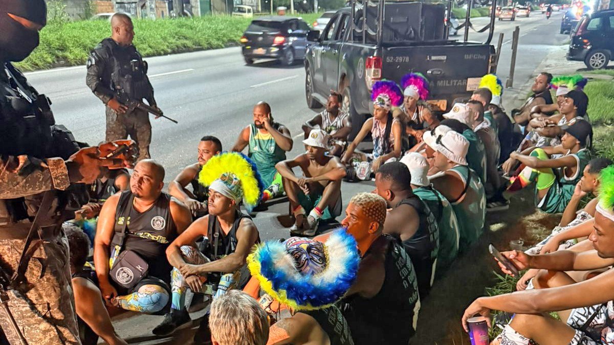 Grupo de bate-bolas armados é preso a caminho do Complexo da Penha