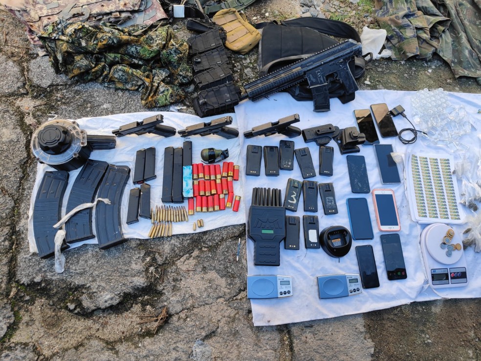 Apreensões da Polícia Civil em operação no Morro dos Macacos — Foto: Reprodução