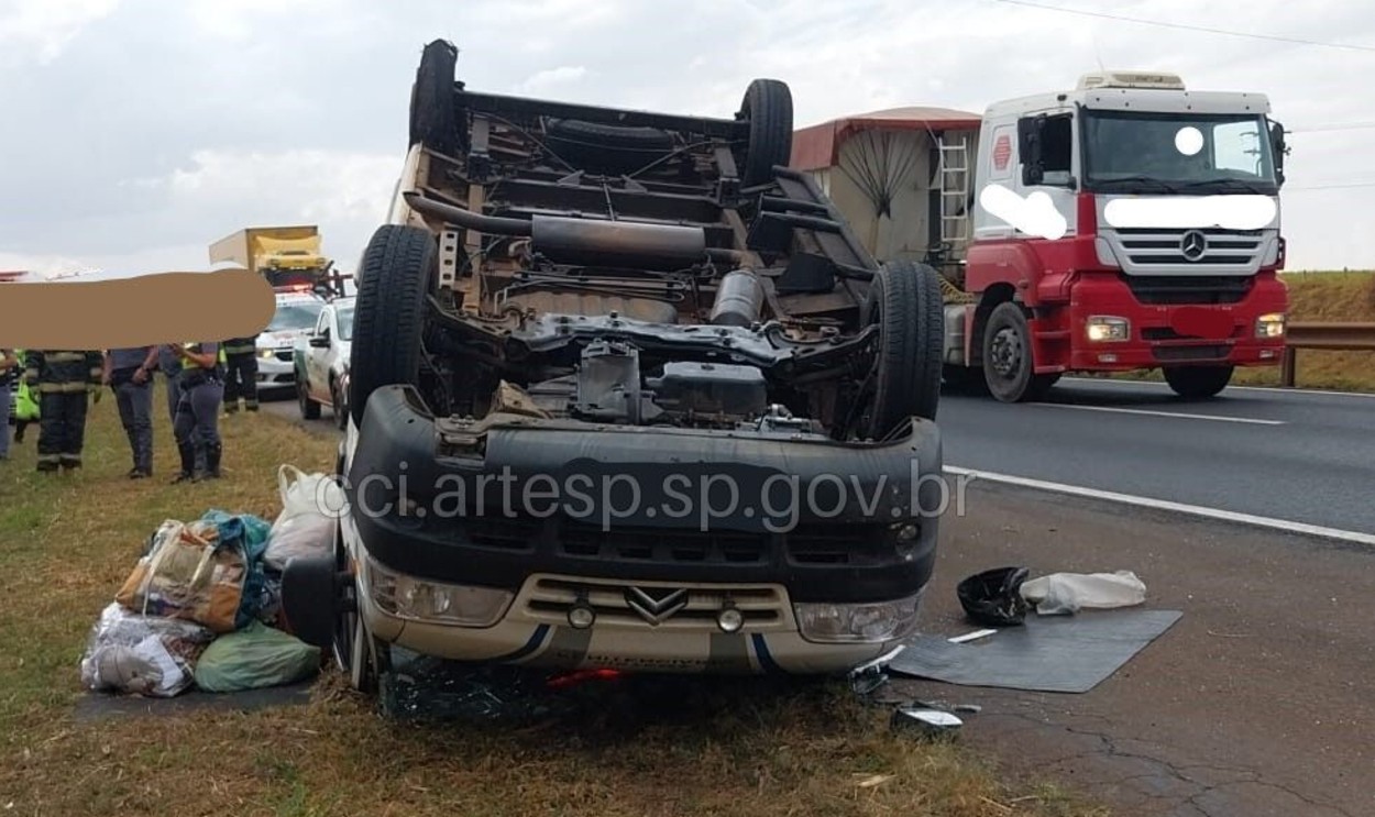 Pneu estoura e van com 8 presos do semiaberto capota na Rodovia Anhanguera em Araras