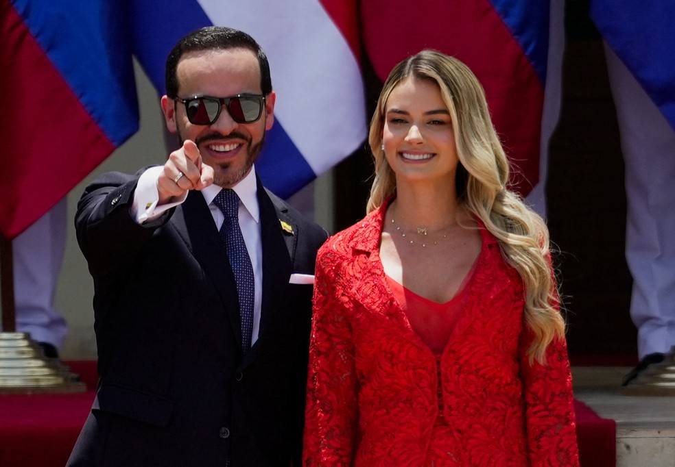 O presidente da Colômbia, Abelardo de la Espriella, gesticula enquanto posa ao lado de sua esposa, a primeira-dama Ana Lucia Pineda. — Foto: Charlie Cordero / Reuters