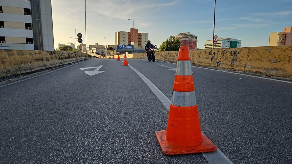 Alça do viaduto foi bloqueada para reparos e apenas uma faixa está liberada para o tráfego de veículos. — Foto: Davi César/ SVM