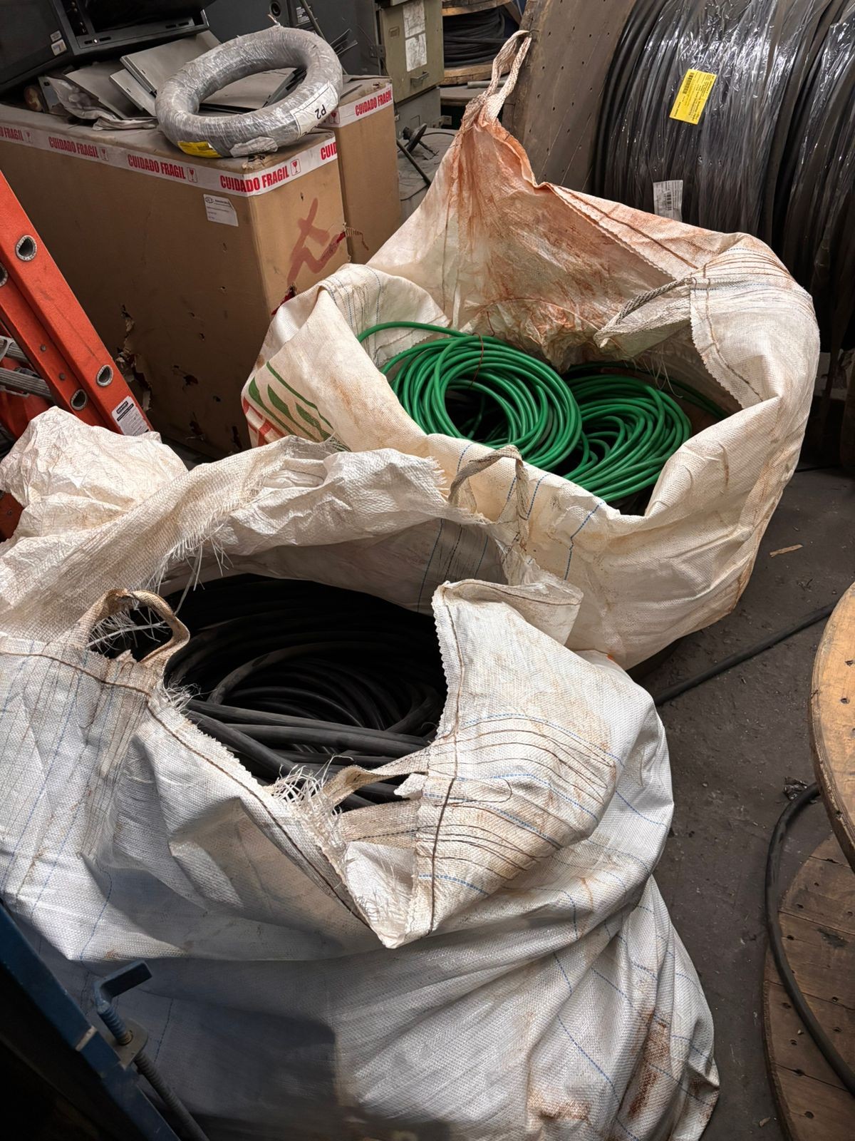 Dupla é presa ao tentar furtar 460 kg de fios de cobre em indústria em Pindamonhangaba