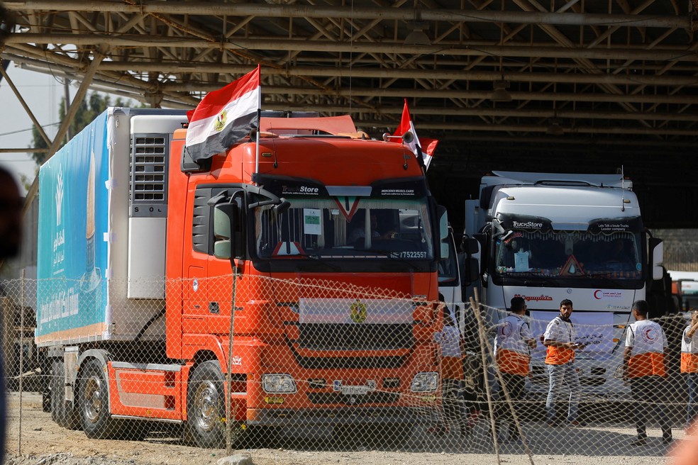Caminhão com ajuda humanitária fotografado dentro da Faixa de Gaza, após passagem pela fronteira com o Egito — Foto: REUTERS/Ibraheem Abu Mustafa