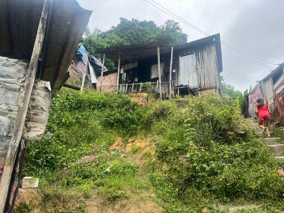 A estrutura de casas foram afetadas devido a força da água. — Foto: Karla Mendes/Rede Amazônica