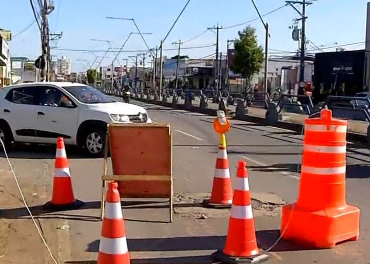 Obra da Águas do Paraíba altera trânsito na Avenida 28 de Março, em Campos