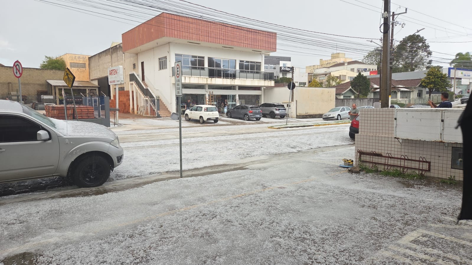 VÍDEO: granizo cai, acumula e deixa ruas brancas em SC