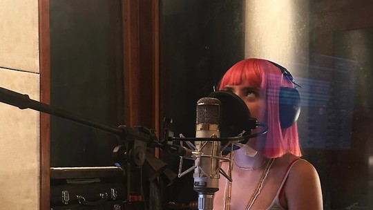 Flor Gil grava música de Monique Kessous e Mu Carvalho para a trilha sonora da novela ‘Êta mundo melhor!’ -