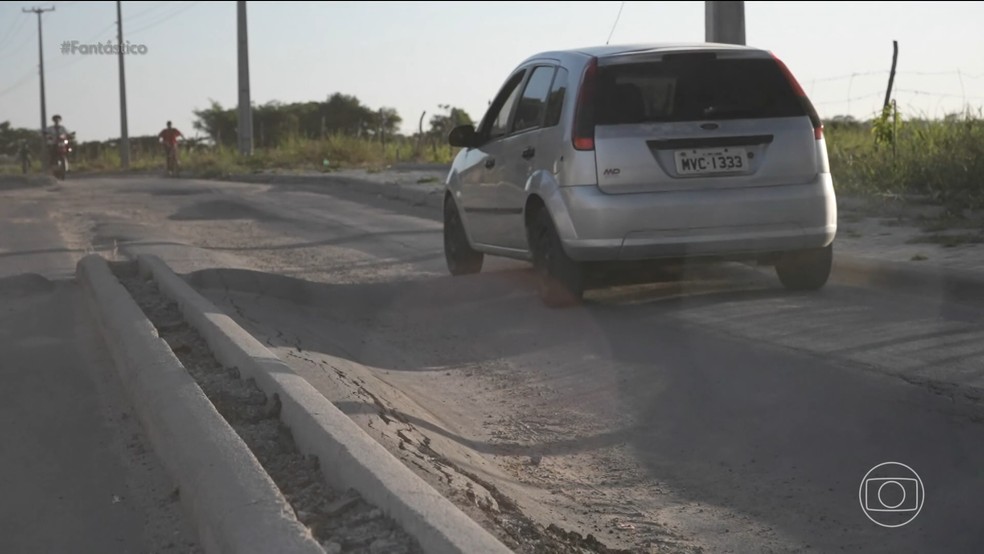 Pavimentação de estrada em Rio Largo (AL) deixou vários pontos da via afundados — Foto: Reprodução/TV Globo
