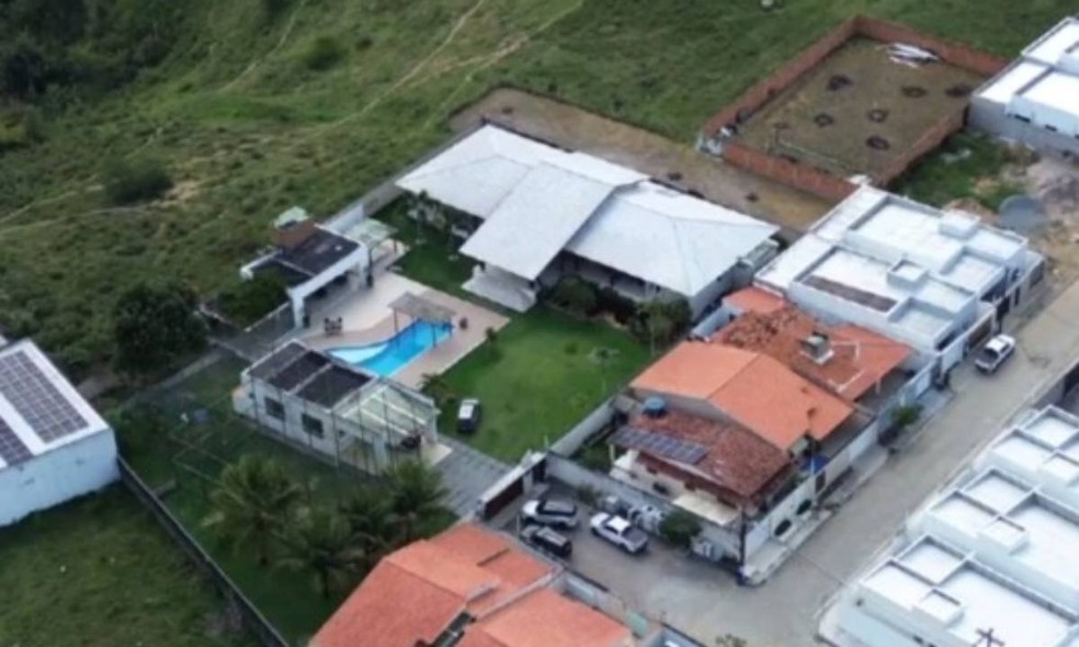 Casa do deputado Dal Barreto foram revistados em operação da PF — Foto: Reprodução/TV Bahia