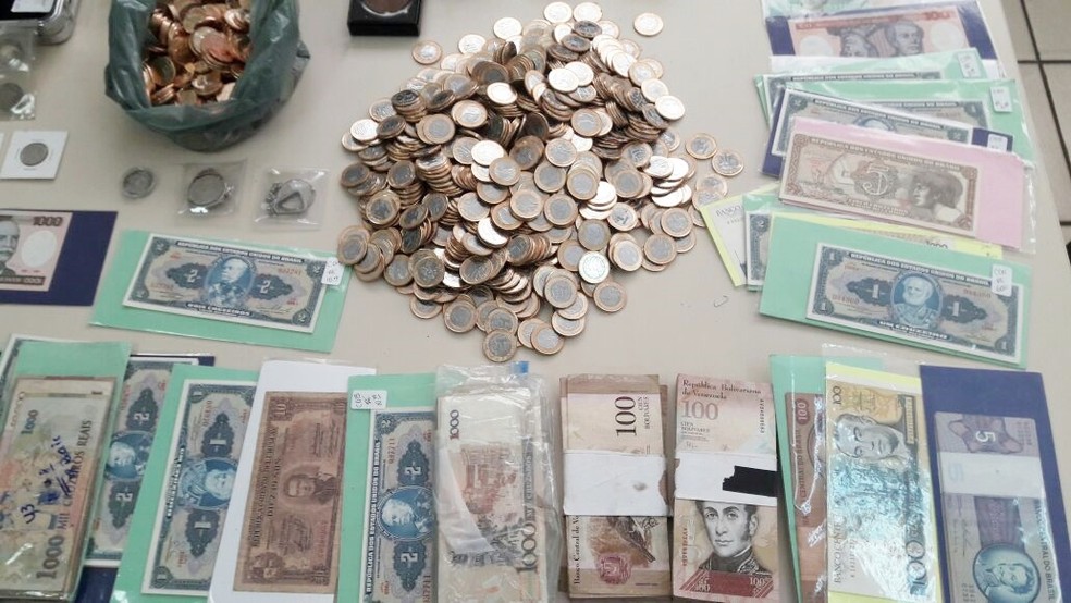 Moedas e notas raras  — Foto: Polícia Civil de São Roque/Divulgação/Arquivo