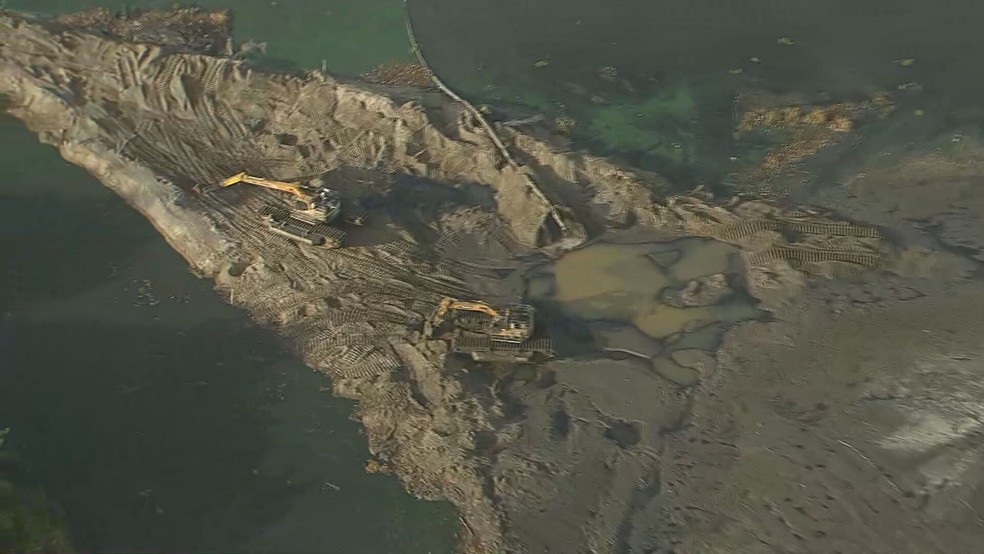 Dragagem na Lagoa da Tijuca — Foto: Reprodução/TV Globo