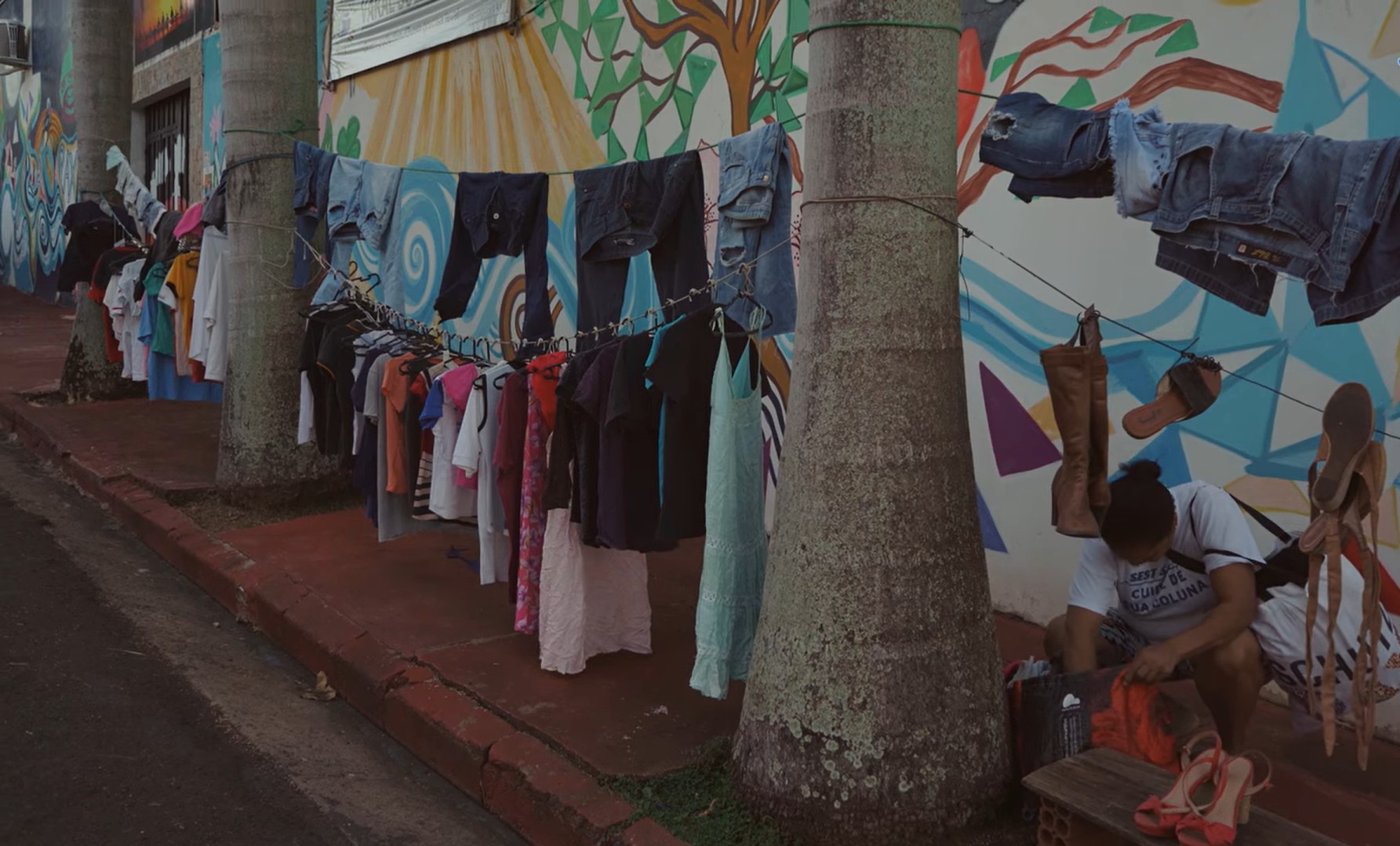 'Quem pode, doa; quem precisa, leva’: varal solidário oferece mais de 6 mil peças por mês em Presidente Prudente